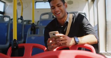 Otobüs 4 k seyahat ederken cep telefonuyla mutlu erkek banliyö