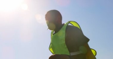 Güneşli bir günde 4 k futbol alanında pratik oyuncular