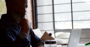 Etkin komuta sizde dizüstü mutfakta ev 4 k kullanma.