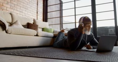 Kıdemli dostum laptop oturma odasında müzik dinleme ev 4 k