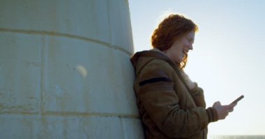 Genç kadın cep telefonuyla dok 4 k