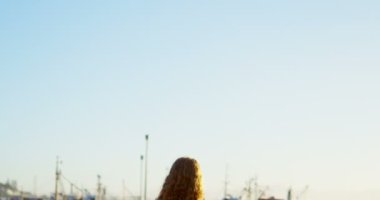 4 k iskelede duran kadın, arkadan görünüş