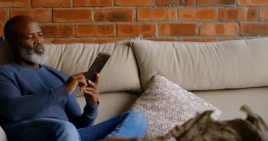 Komuta sizde dijital tablet oturma odasında ev 4 k kullanma.