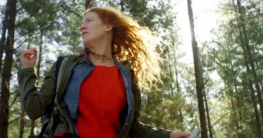 Güneşli bir günde 4 k harita ormandaki bakarak kadın