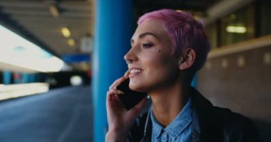 Pembe saçlı kadın Tren İstasyonu 4 k cep telefonunda söz