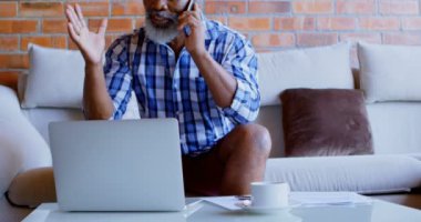 Komuta sizde 4 k evde oturma odasında cep telefonu konuşurken