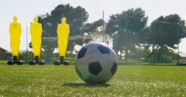 4 k goalpost doğru topu tekmeleme kararlı futbolcu