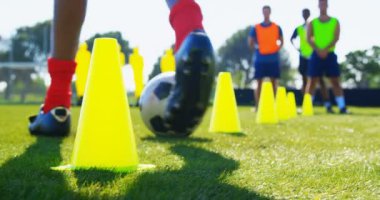 Güneşli bir günde 4 k futbol pratik oyuncular