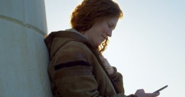 Genç kadın cep telefonuyla dok 4 k