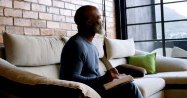 Komuta sizde bir günlük evde oturma odasında 4 k yazma.