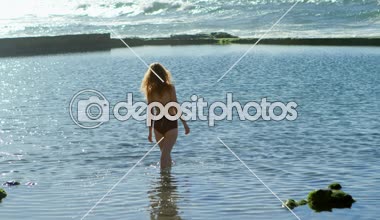 4 k plajda denizin içinde duran kadın, arkadan görünüş