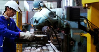 Atölye 4 k bir makinede çalışan erkek mühendisi