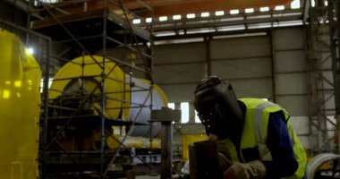 Erkek mühendis atölye 4 k kaynak meşale kullanarak