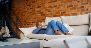 Komuta sizde dizüstü ev 4 k oturma odasında kullanma