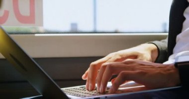 Erkek banliyö otobüs 4 k seyahat ederken dizüstü kullanarak orta bölümünde