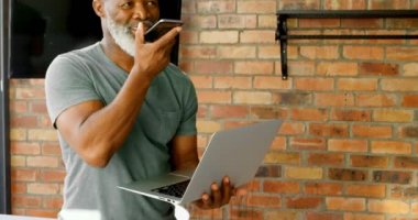 Komuta sizde cep telefonu üzerinde dizüstü evde kullanırken 4 k konuşurken