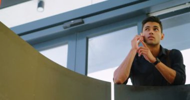 Ofis Binası 4 k cep telefonunda konuşan adam