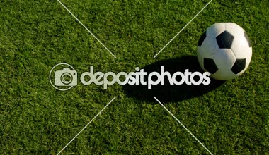 4 k alanında topu tekmeleme futbolcu