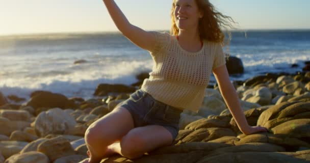 Jonge Vrouw Nemen Selfie Met Mobiele Telefoon Het Strand — Stockvideo