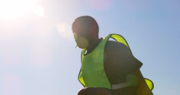 Güneşli Bir Günde Futbol Alanında Pratik Oyuncular — Stok video