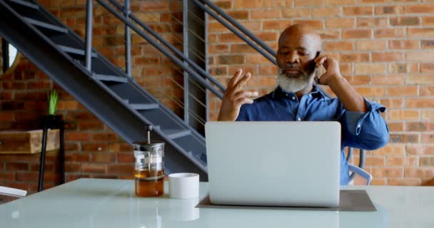 Homme Âgé Actif Parlant Sur Téléphone Mobile Maison — Video