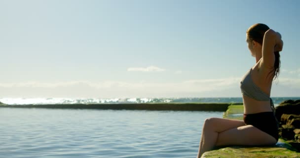 在泳池海滩放松的年轻女子4K — 图库视频影像