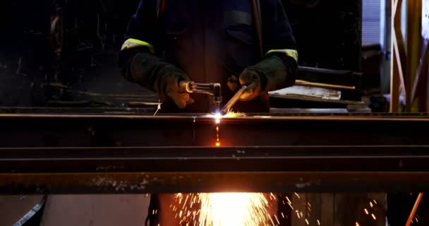 Ingeniero Masculino Usando Linterna Soldadura Taller — Vídeo de stock