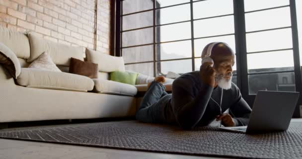 Homem Sênior Ouvindo Música Laptop Sala Estar Casa — Vídeo de Stock