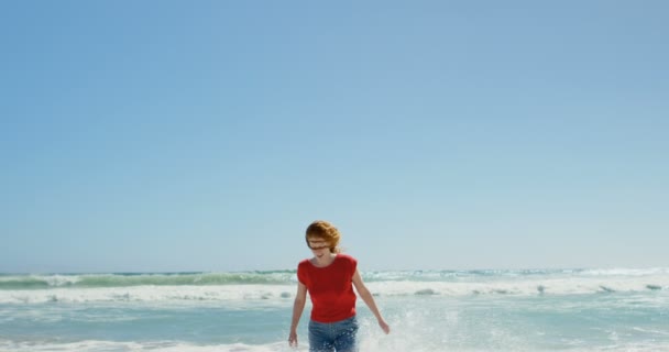 美丽的女人在海滩上玩得开心4K — 图库视频影像