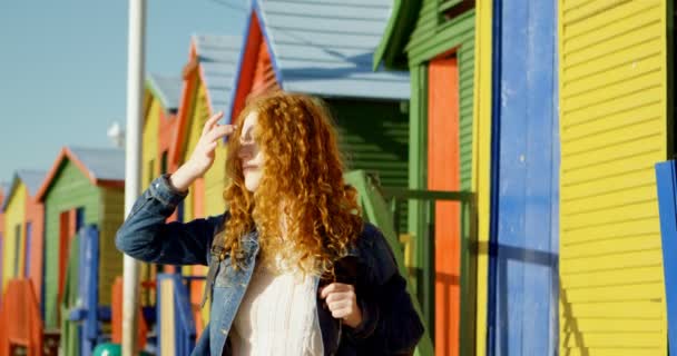 Vrouw Het Strand Een Zonnige Dag — Stockvideo