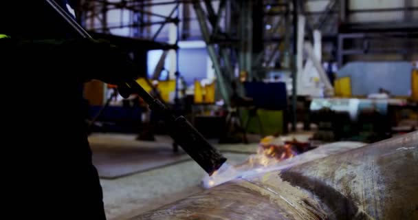 Erkek Mühendis Kullanarak Bölümünü Blower Makine Atölyesinde Ateş — Stok video