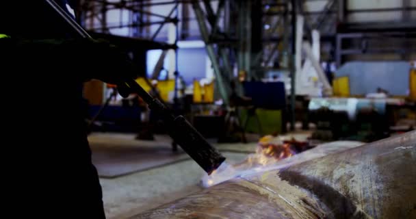 Mitten Delen Manliga Ingenjör Använder Eld Fläkt Maskin Workshop — Stockvideo