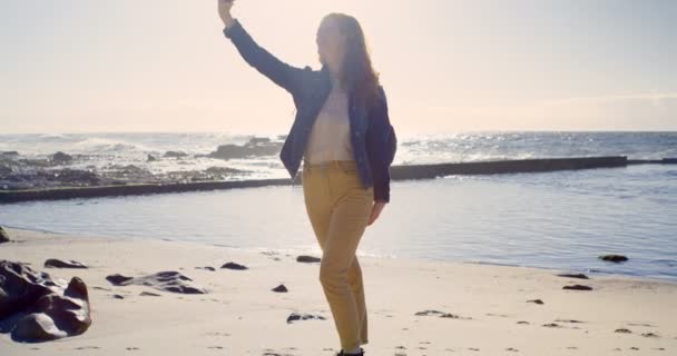 Молодая Женщина Делает Селфи Мобильного Телефона Пляже — стоковое видео