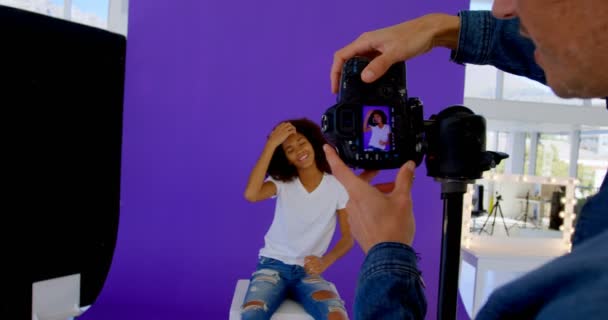 Kvinnlig Modell Poserar För Fotografering Fotostudion — Stockvideo