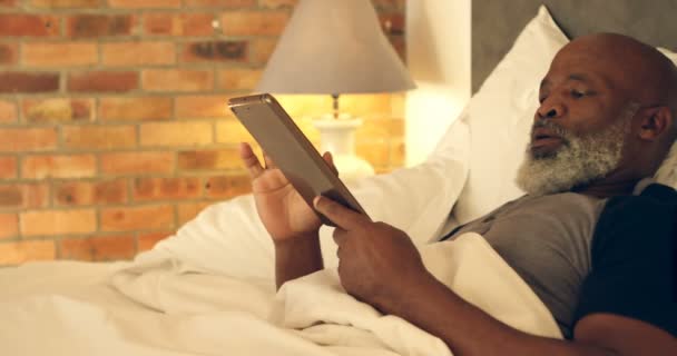 Hombre Mayor Usando Tableta Digital Dormitorio Casa — Vídeo de stock
