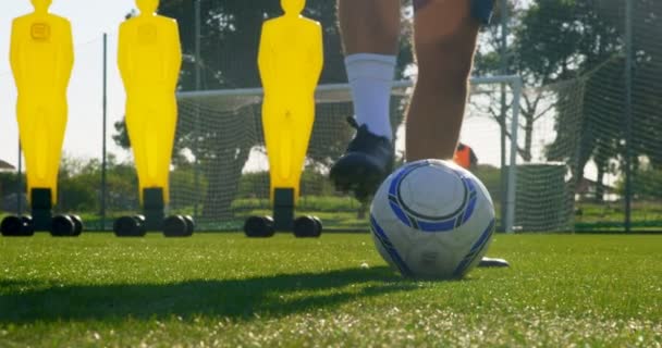 Jugador Fútbol Determinado Pateando Pelota Hacia Poste Gol — Vídeo de stock