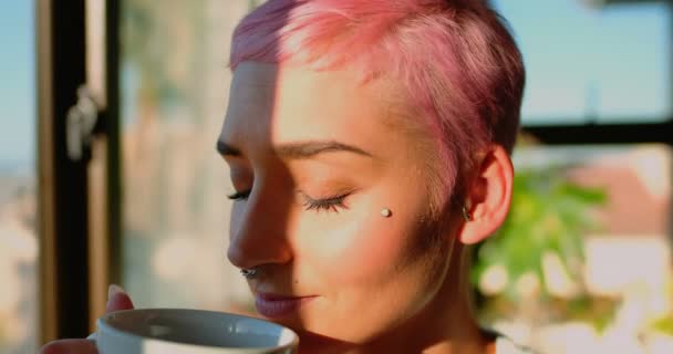 Mulher Cabelo Rosa Tendo Xícara Café Olhando Através Janela — Vídeo de Stock