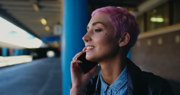 Mulher Cabelo Rosa Falando Telefone Celular Estação Ferroviária — Vídeo de Stock