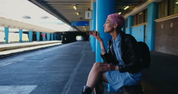 Mulher Cabelo Rosa Falando Telefone Celular Estação Ferroviária — Vídeo de Stock
