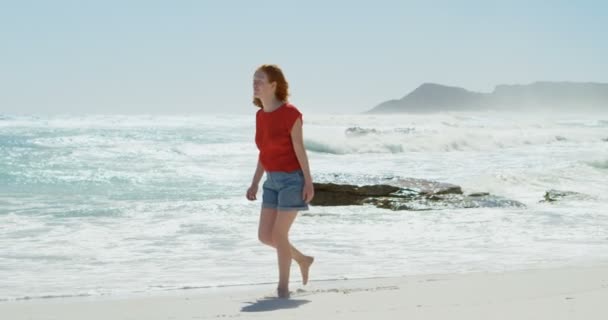 Zorgeloos Vrouw Lopen Het Strand Een Zonnige Dag — Stockvideo