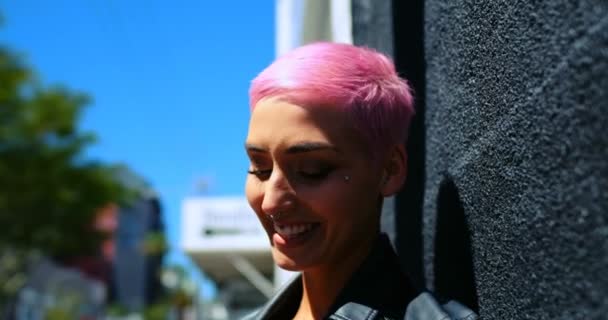 Sonriente Mujer Pelo Rosa Usando Teléfono Móvil Callejón — Vídeos de Stock