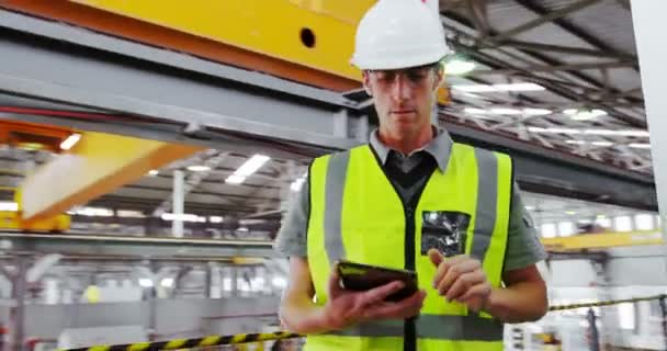 Ingeniero Masculino Usando Tableta Digital Taller — Vídeo de stock