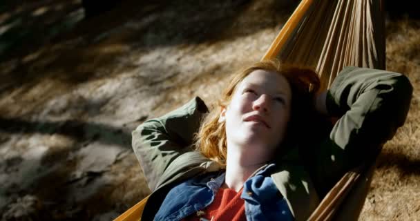 在森林的吊床上放松的年轻女子4K — 图库视频影像