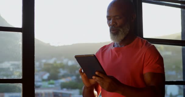 Actieve Senior Man Met Digitale Tablet Bij Huis — Stockvideo