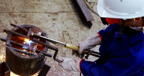 Engenheiro Masculino Aquecimento Metal Chamas Oficina — Vídeo de Stock