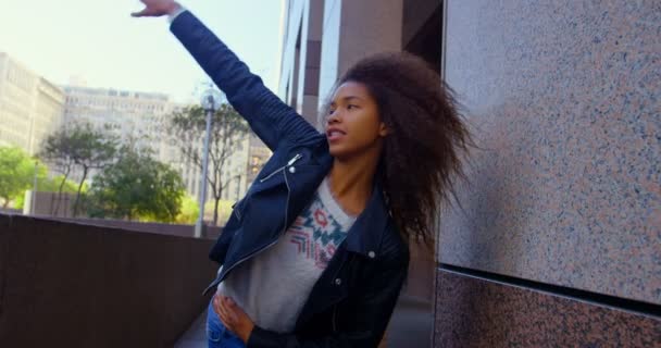 Mujer Joven Posando Para Una Sesión Fotos Ciudad — Vídeos de Stock