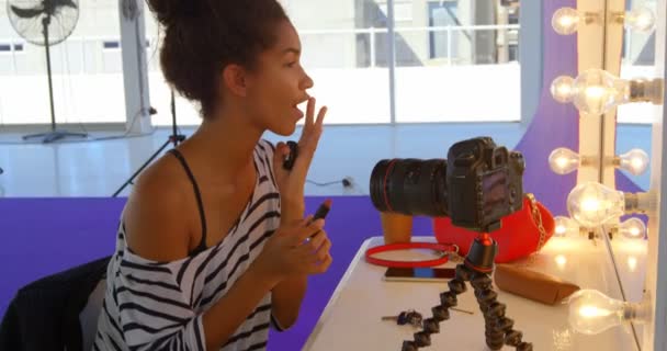 Modelo Jovem Aplicando Maquiagem Estúdio Fotografia — Vídeo de Stock