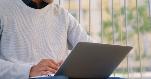 Hombre Joven Usando Ordenador Portátil Las Instalaciones Oficina — Vídeos de Stock