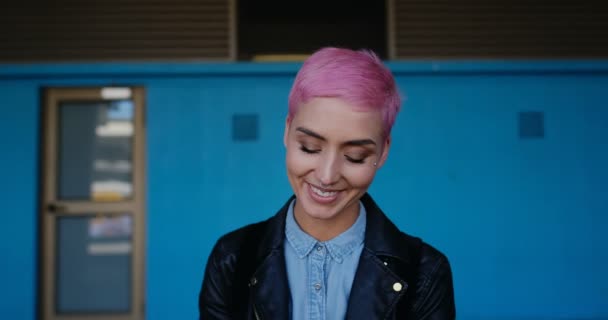 Mulher Cabelo Rosa Falando Telefone Celular Estação Ferroviária — Vídeo de Stock