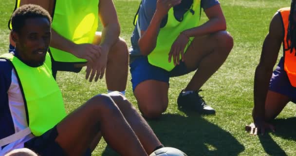 Jugadores Fútbol Tomando Descanso Mientras Practican Campo — Vídeos de Stock